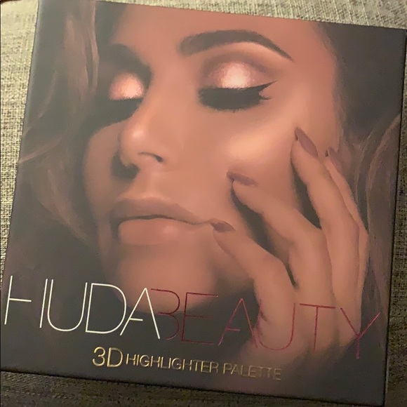 HUDA BEAUTY Other - Huda beauty 3D highlighter palette golden sands HUDA BEAUTY Other - Huda beauty 3D highlighter palette golden sands